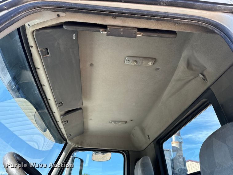 image for item OF9748 2008 Volvo VN semi truck