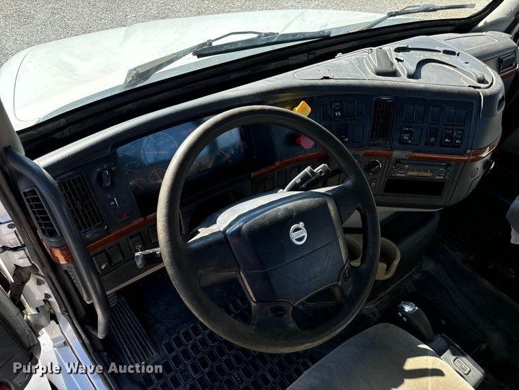 image for item OF9748 2008 Volvo VN semi truck