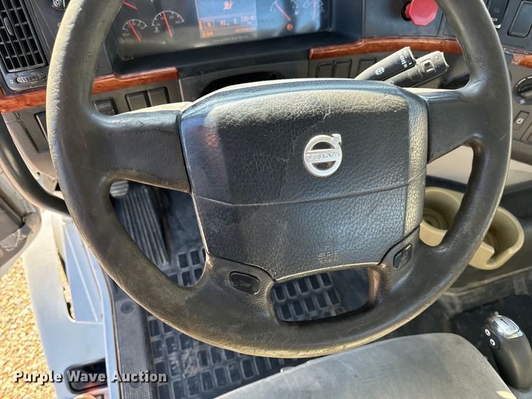 image for item OF9748 2008 Volvo VN semi truck