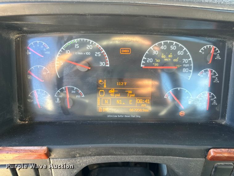 image for item OF9748 2008 Volvo VN semi truck