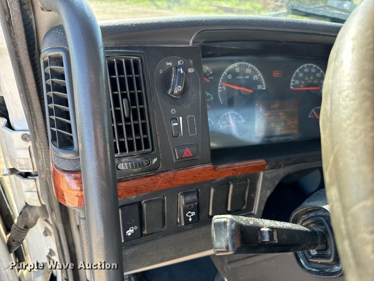 image for item OF9748 2008 Volvo VN semi truck