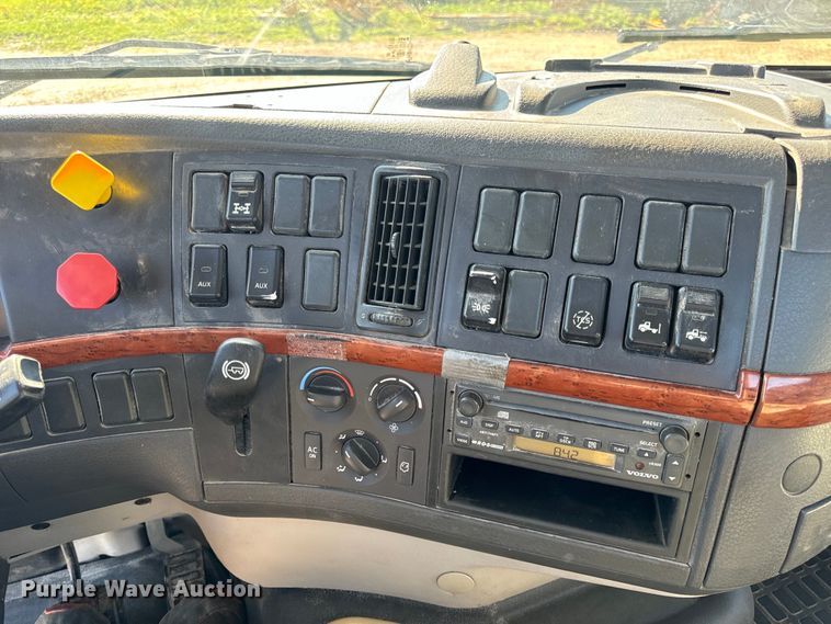 image for item OF9748 2008 Volvo VN semi truck