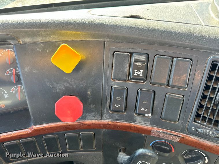 image for item OF9748 2008 Volvo VN semi truck