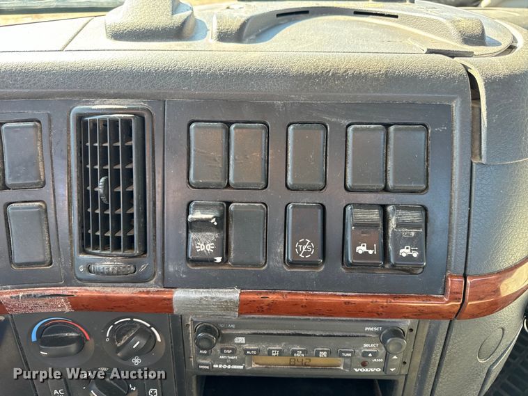 image for item OF9748 2008 Volvo VN semi truck