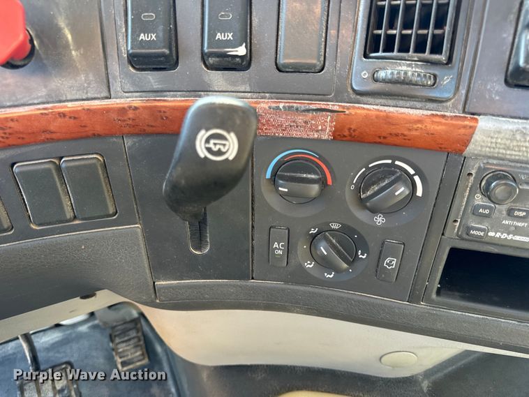 image for item OF9748 2008 Volvo VN semi truck