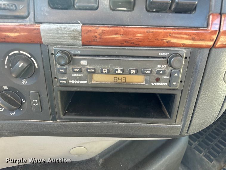 image for item OF9748 2008 Volvo VN semi truck