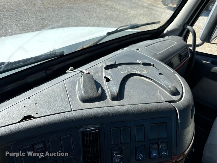 image for item OF9748 2008 Volvo VN semi truck