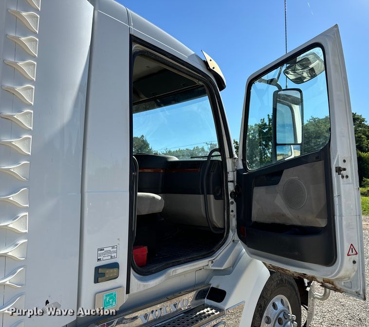 image for item OF9748 2008 Volvo VN semi truck