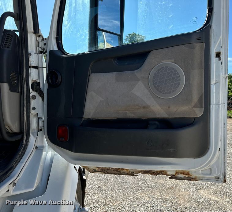 image for item OF9748 2008 Volvo VN semi truck