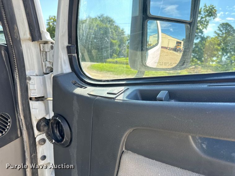 image for item OF9748 2008 Volvo VN semi truck