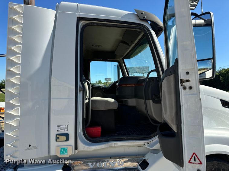 image for item OF9748 2008 Volvo VN semi truck