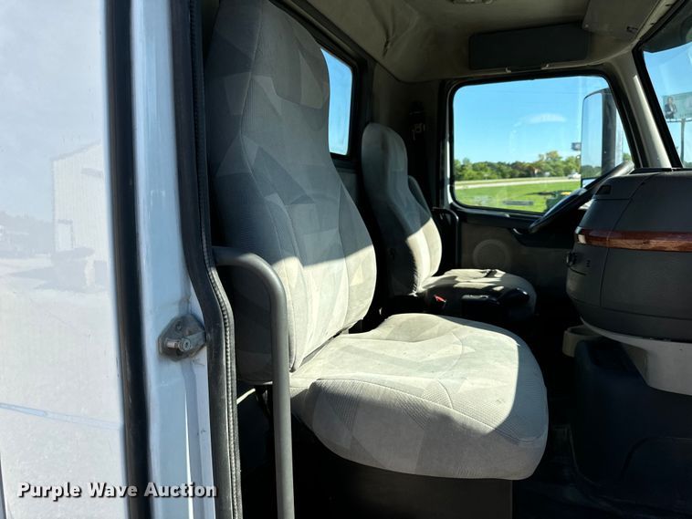 image for item OF9748 2008 Volvo VN semi truck