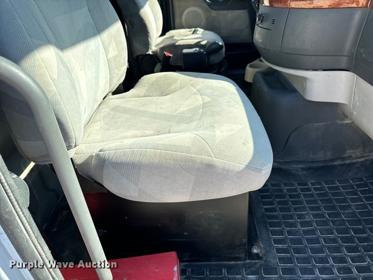 image for item OF9748 2008 Volvo VN semi truck