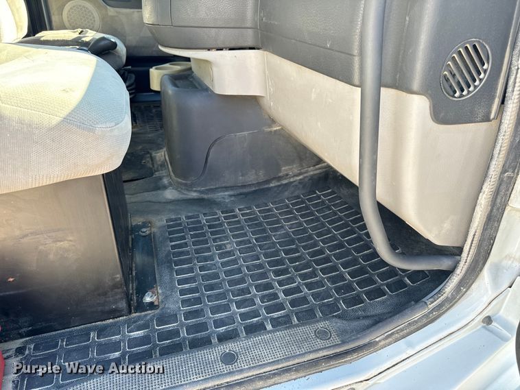 image for item OF9748 2008 Volvo VN semi truck