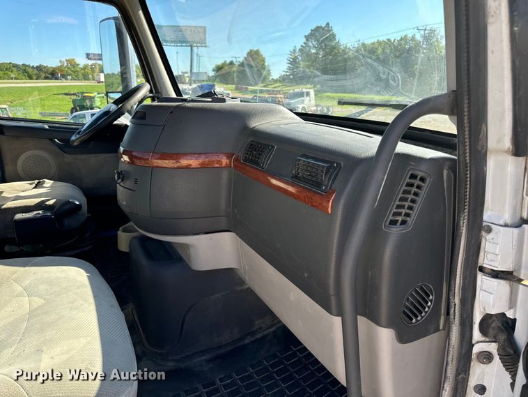 image for item OF9748 2008 Volvo VN semi truck