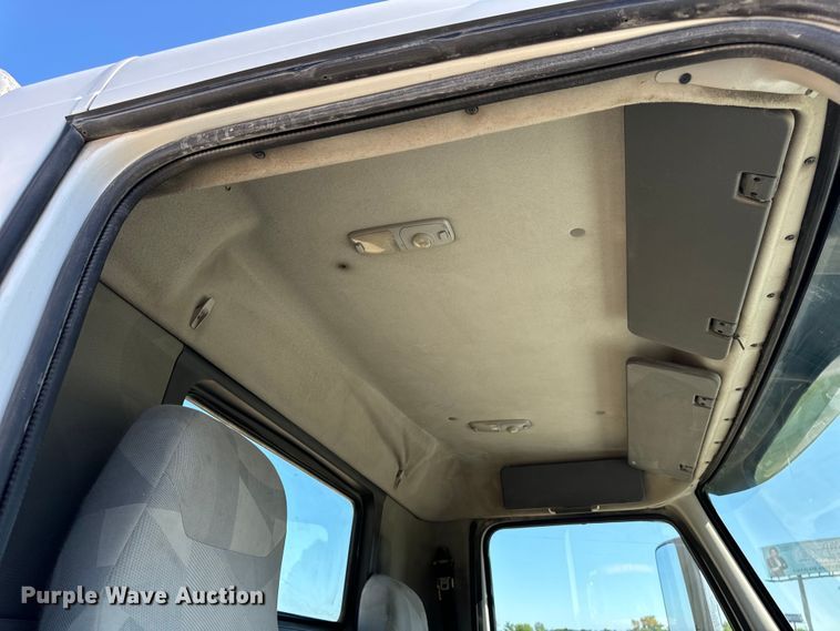 image for item OF9748 2008 Volvo VN semi truck