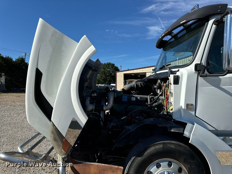 image for item OF9748 2008 Volvo VN semi truck