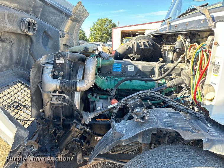 image for item OF9748 2008 Volvo VN semi truck