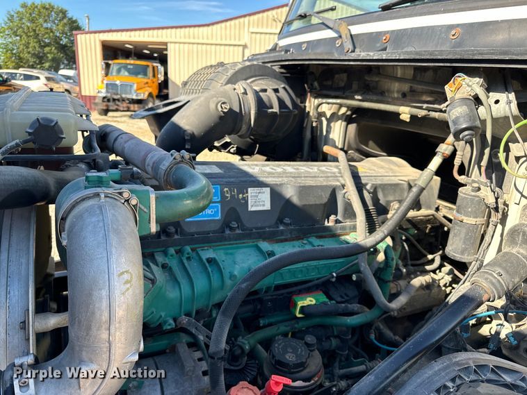 image for item OF9748 2008 Volvo VN semi truck