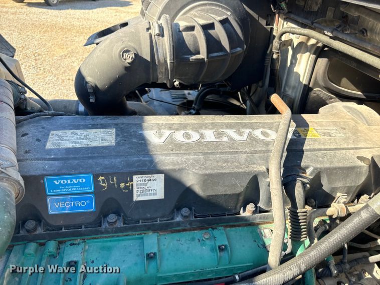 image for item OF9748 2008 Volvo VN semi truck