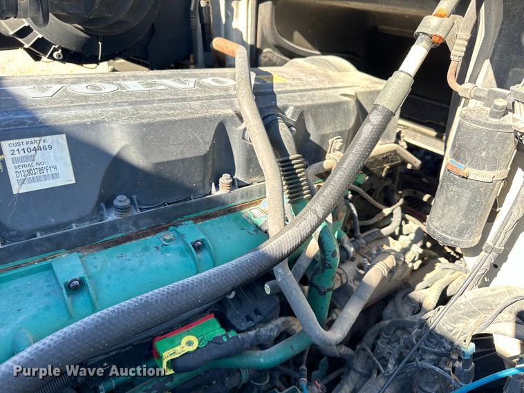 image for item OF9748 2008 Volvo VN semi truck