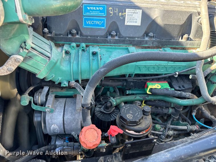 image for item OF9748 2008 Volvo VN semi truck