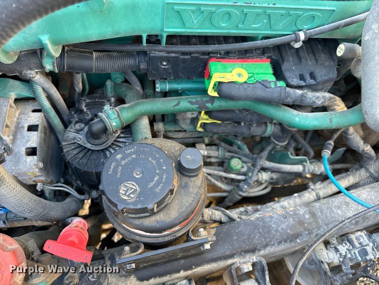 image for item OF9748 2008 Volvo VN semi truck