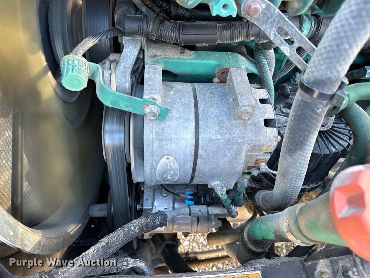 image for item OF9748 2008 Volvo VN semi truck