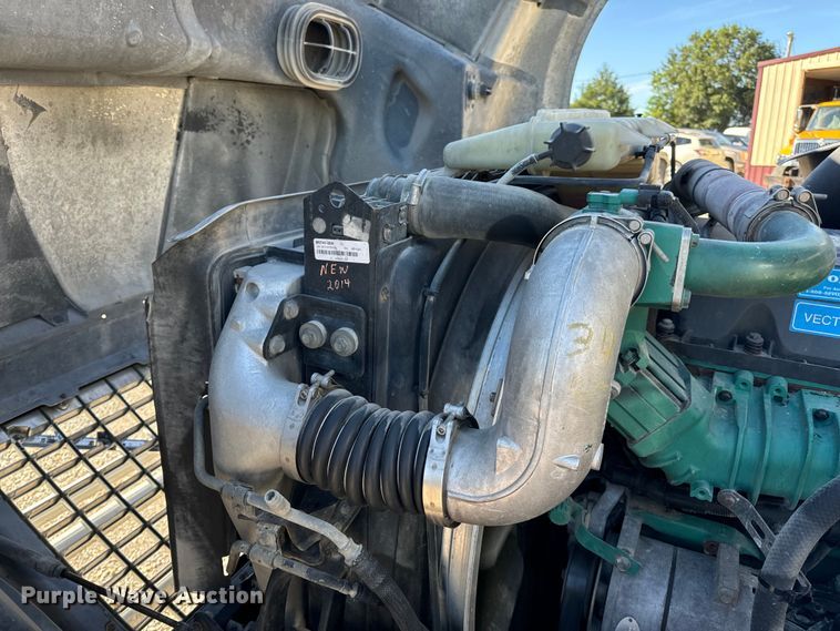 image for item OF9748 2008 Volvo VN semi truck