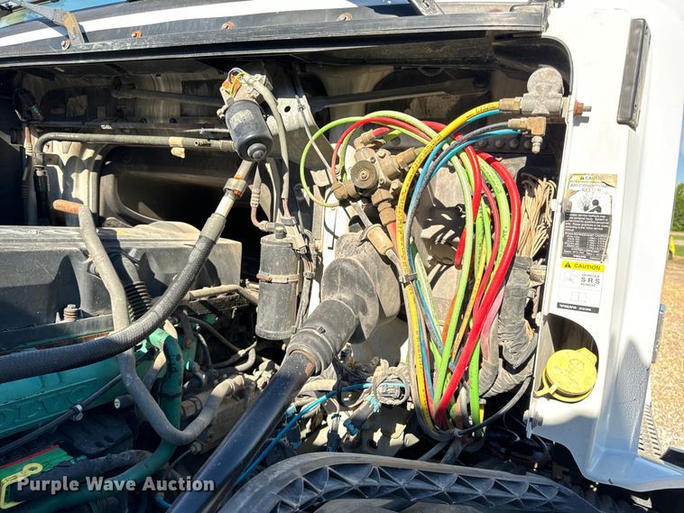 image for item OF9748 2008 Volvo VN semi truck