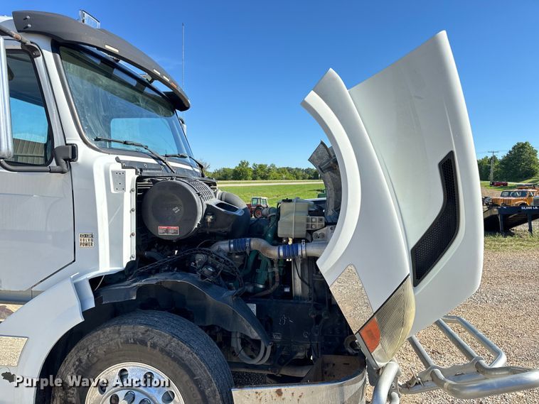 image for item OF9748 2008 Volvo VN semi truck