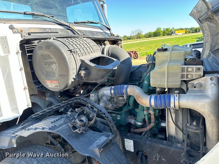 image for item OF9748 2008 Volvo VN semi truck