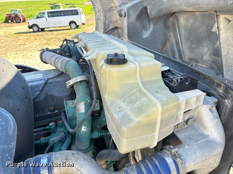 image for item OF9748 2008 Volvo VN semi truck