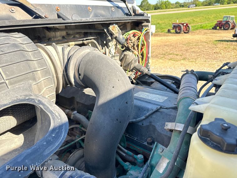 image for item OF9748 2008 Volvo VN semi truck