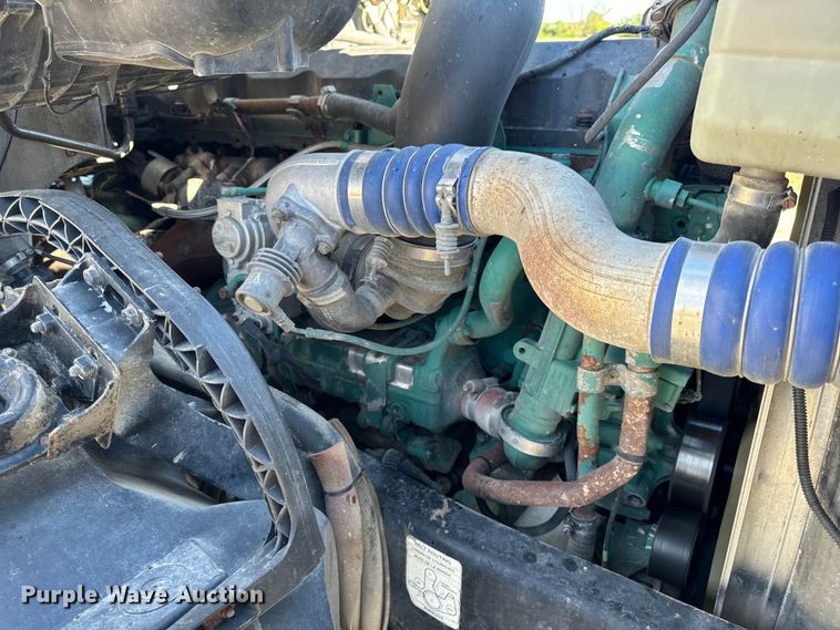 image for item OF9748 2008 Volvo VN semi truck