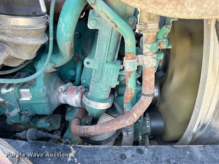 image for item OF9748 2008 Volvo VN semi truck