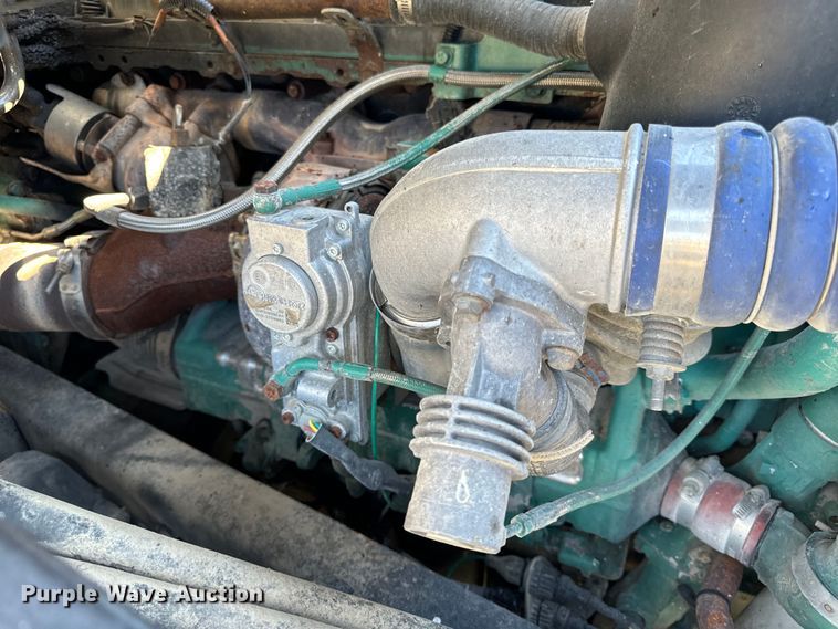 image for item OF9748 2008 Volvo VN semi truck