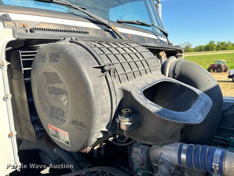 image for item OF9748 2008 Volvo VN semi truck