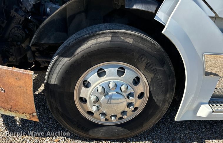 image for item OF9748 2008 Volvo VN semi truck