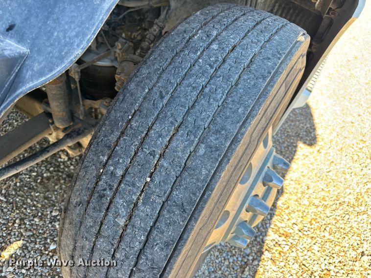 image for item OF9748 2008 Volvo VN semi truck