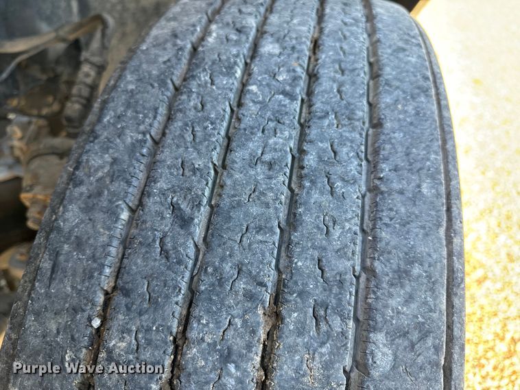 image for item OF9748 2008 Volvo VN semi truck