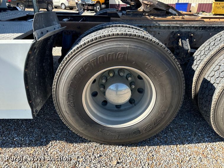 image for item OF9748 2008 Volvo VN semi truck