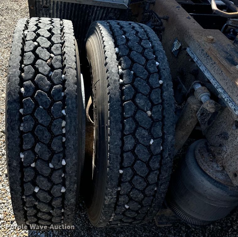 image for item OF9748 2008 Volvo VN semi truck