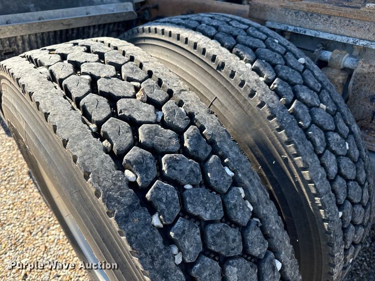 image for item OF9748 2008 Volvo VN semi truck