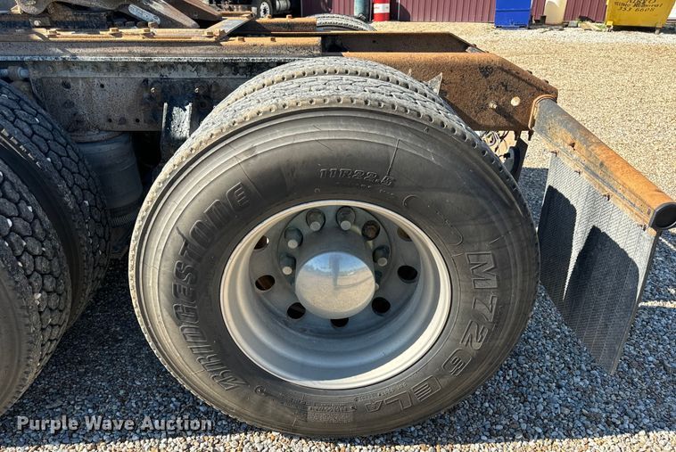 image for item OF9748 2008 Volvo VN semi truck