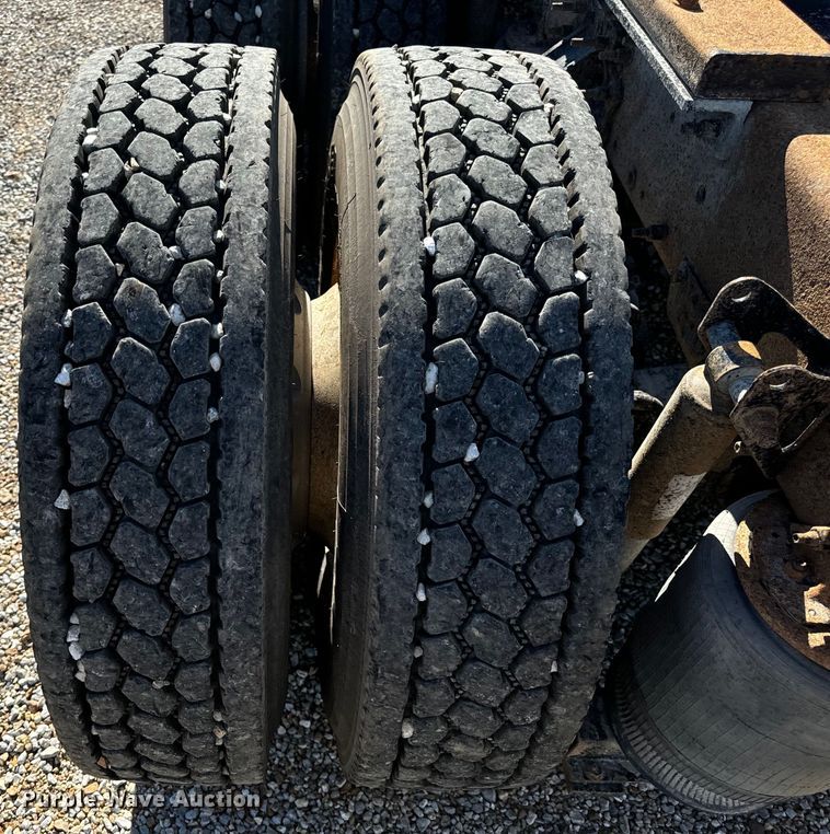 image for item OF9748 2008 Volvo VN semi truck