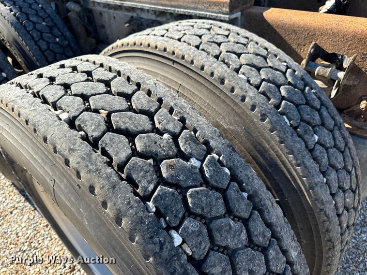 image for item OF9748 2008 Volvo VN semi truck