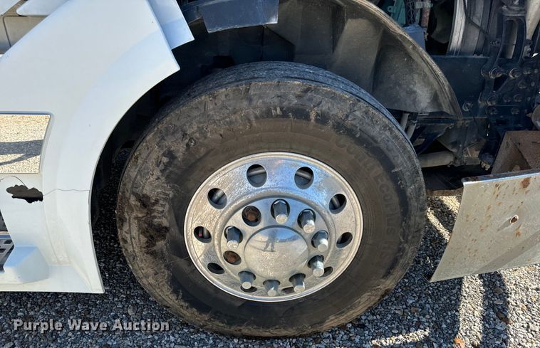 image for item OF9748 2008 Volvo VN semi truck