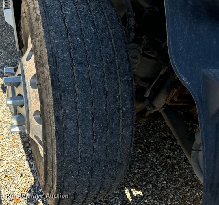 image for item OF9748 2008 Volvo VN semi truck