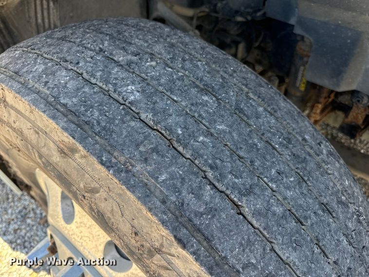 image for item OF9748 2008 Volvo VN semi truck